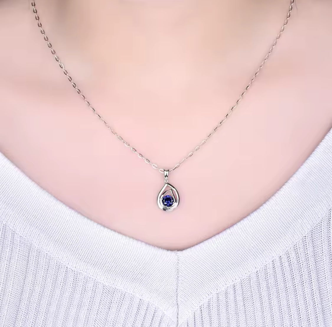 14kt White Gold 0.75 ct Blue Sapphire Pendant