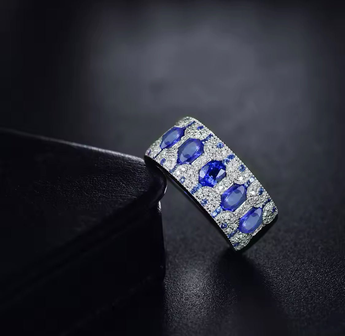 14Kt White Gold 2.08 ct Sapphire Ring with Natural Diamonds (Unisex)