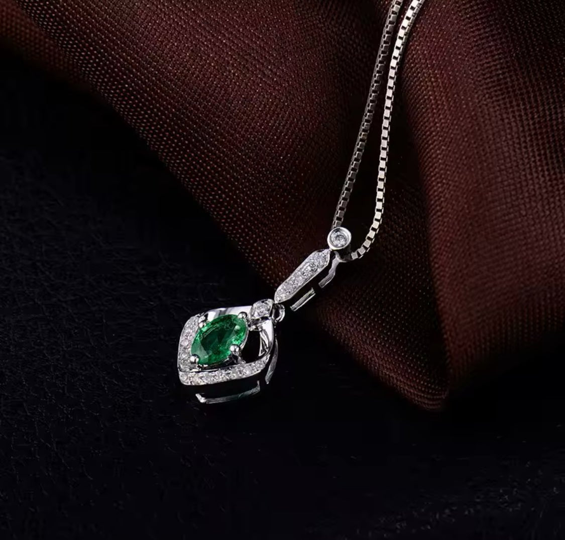 18K White Gold 0.45 ct Emerald Pendant with Natural Diamond