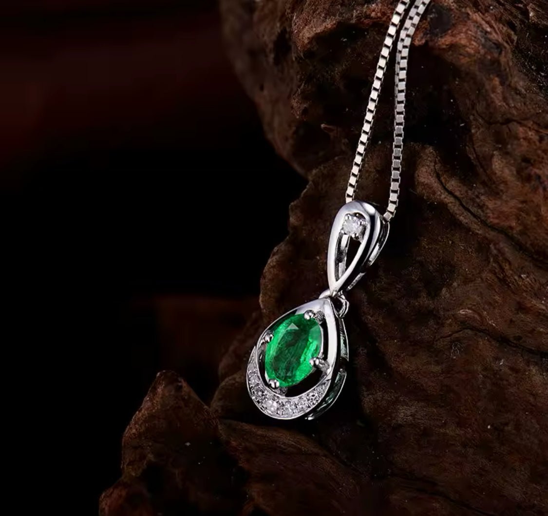 18K White Gold 0.45 ct Emerald Pendant with Natural Diamond