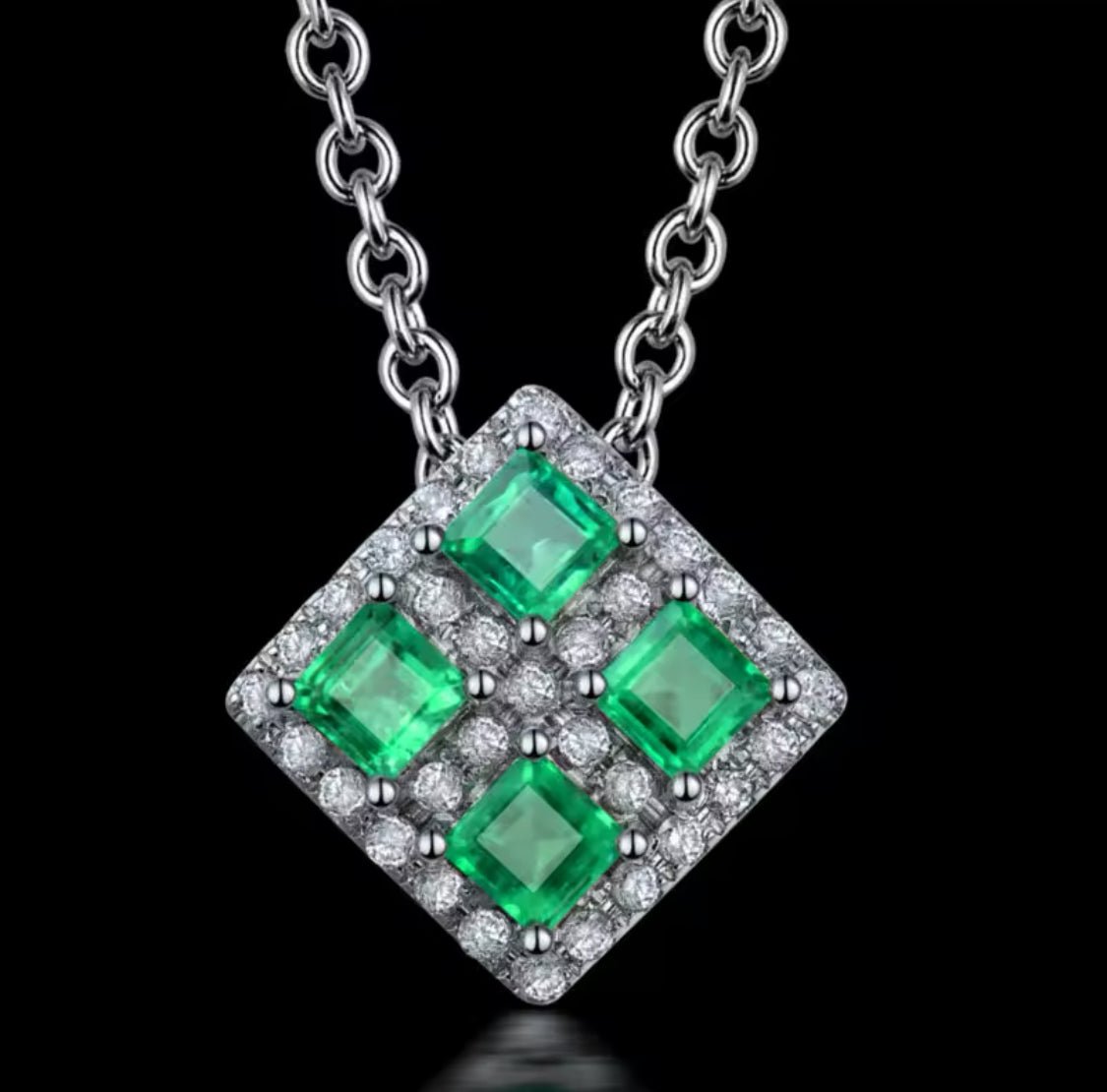 18K White Gold 0.65 ct Emerald Pendant with Natural Diamond