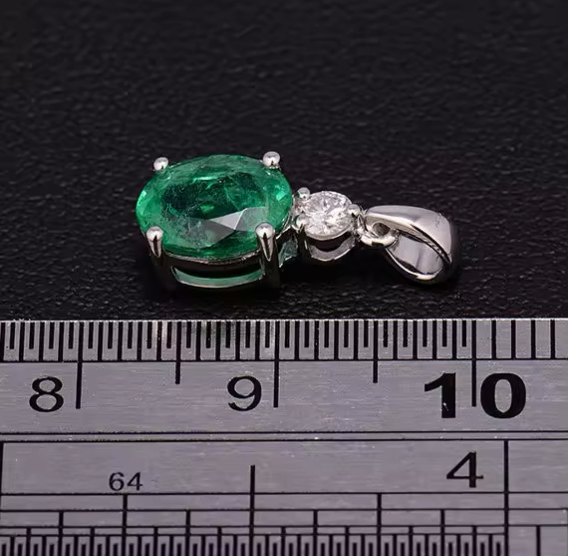 18K White Gold 1.14 ct Emerald Pendant with Natural Diamond