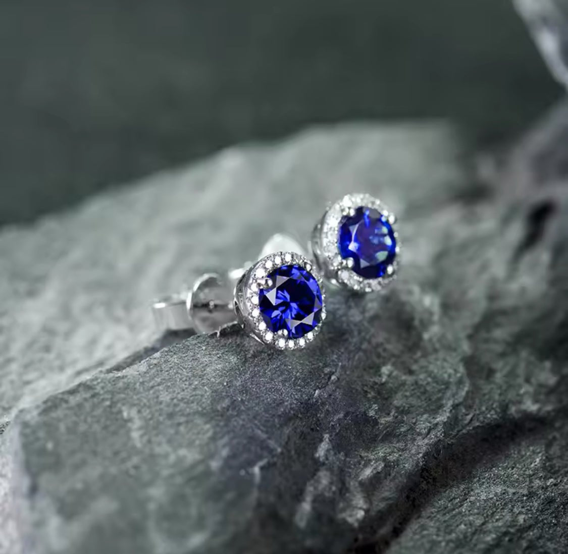 18K White Gold 1.50 ct Sapphire Earrings with Diamond