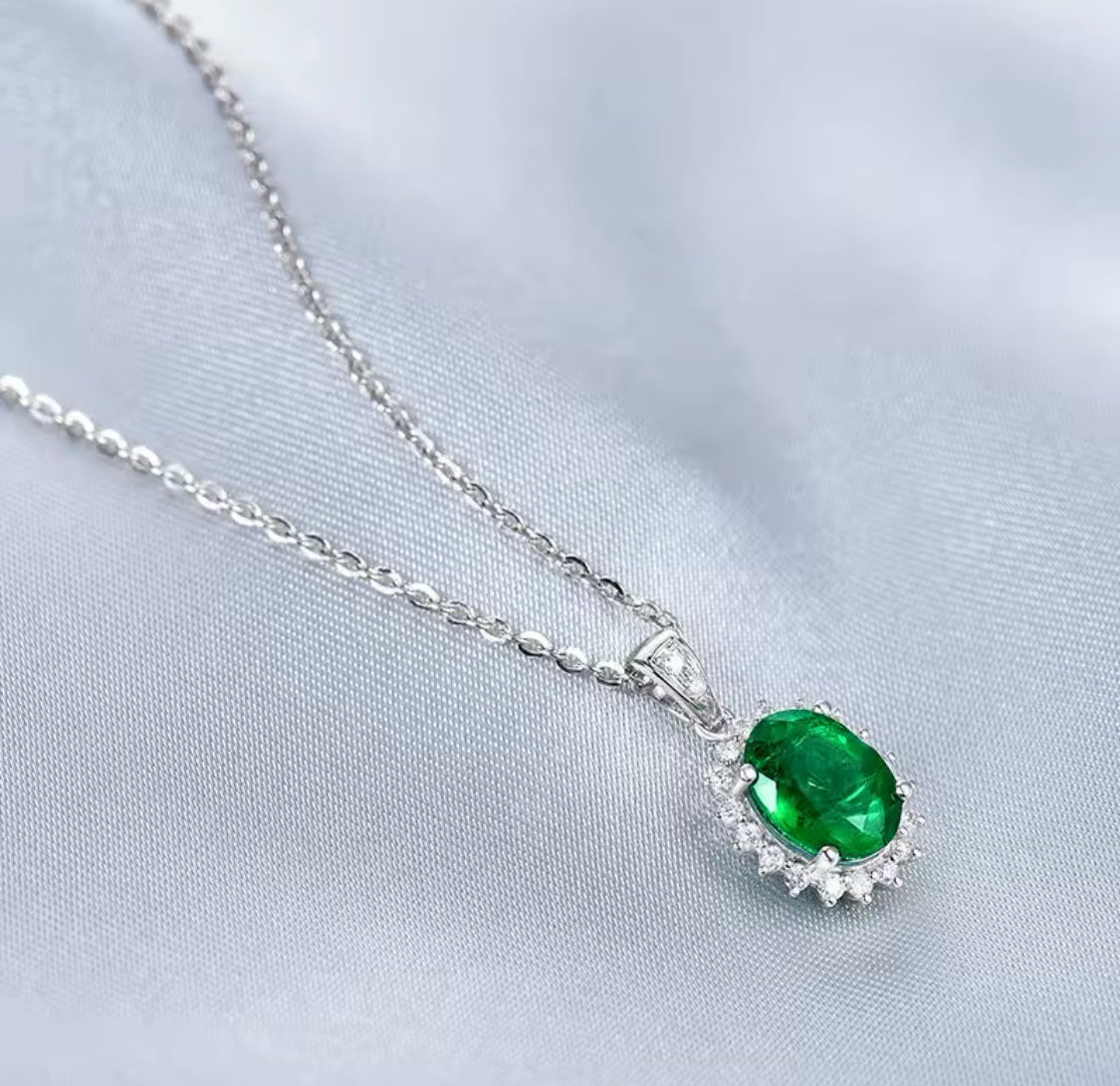 18K White Gold 1.75 ct Emerald Pendant with Natural Diamond
