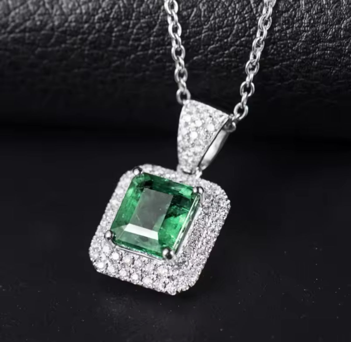 18K White Gold 2.40 ct Emerald Pendant with Natural Diamond