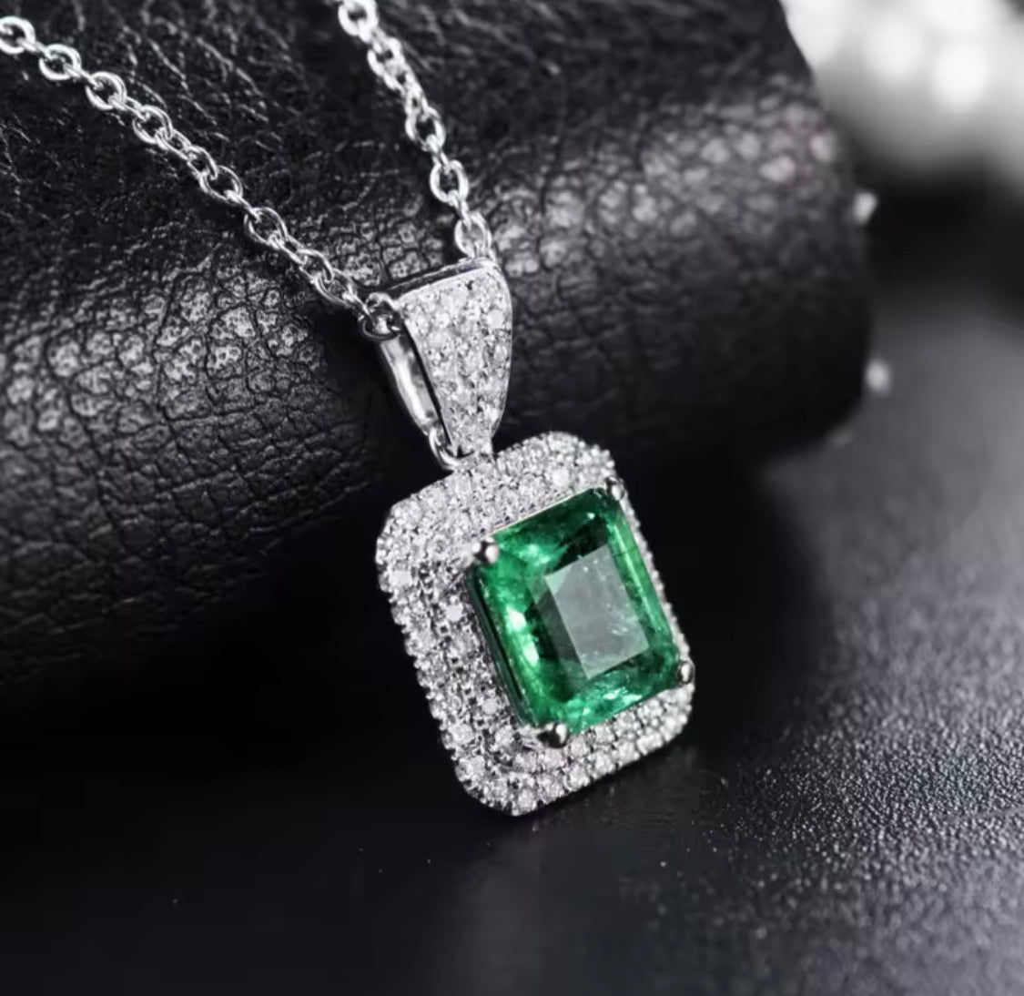 18K White Gold 2.40 ct Emerald Pendant with Natural Diamond