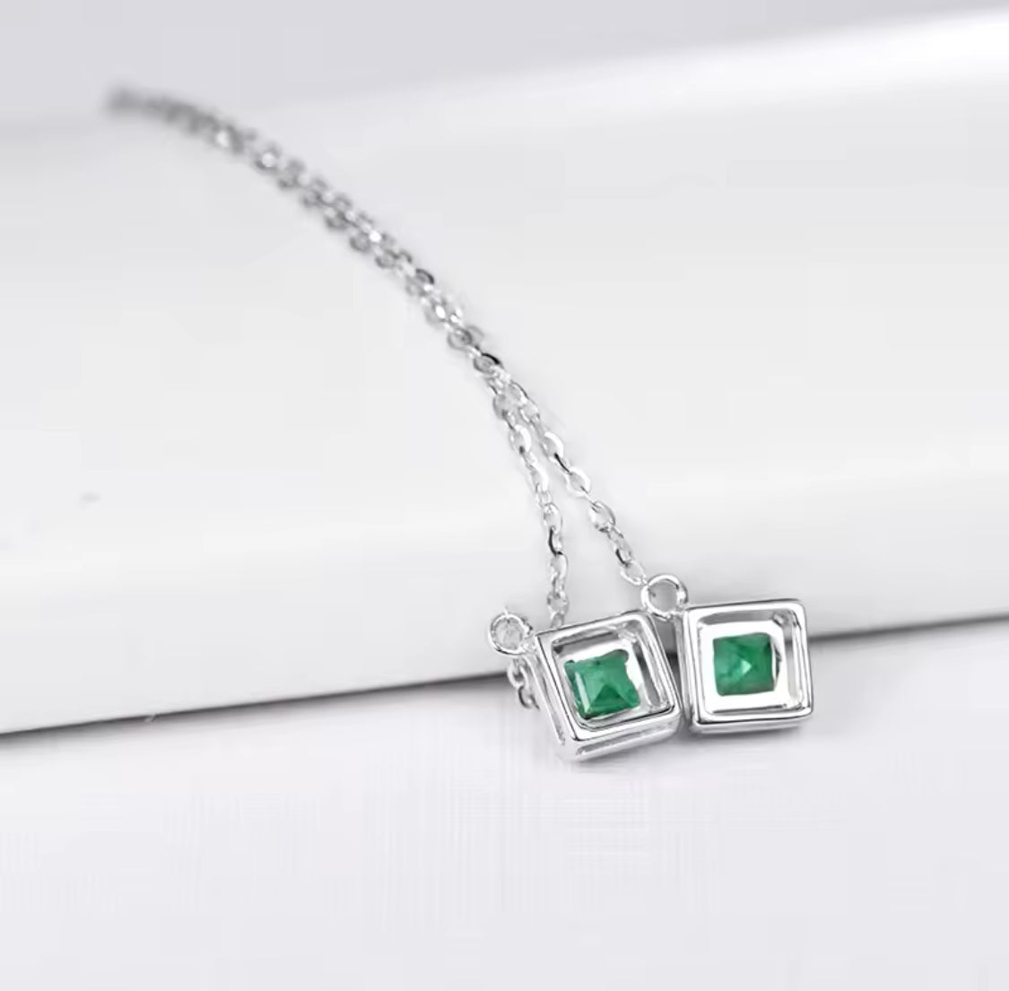 18Kt White Gold 0.60 ct Emerald Earrings