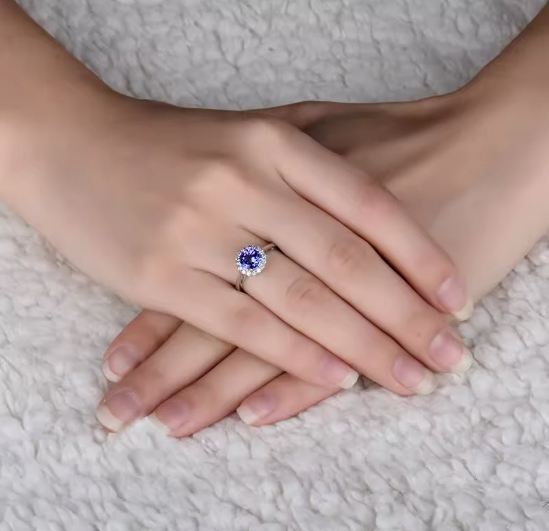 18Kt White Gold 0.85 ct Tanzanite Ring with Diamonds