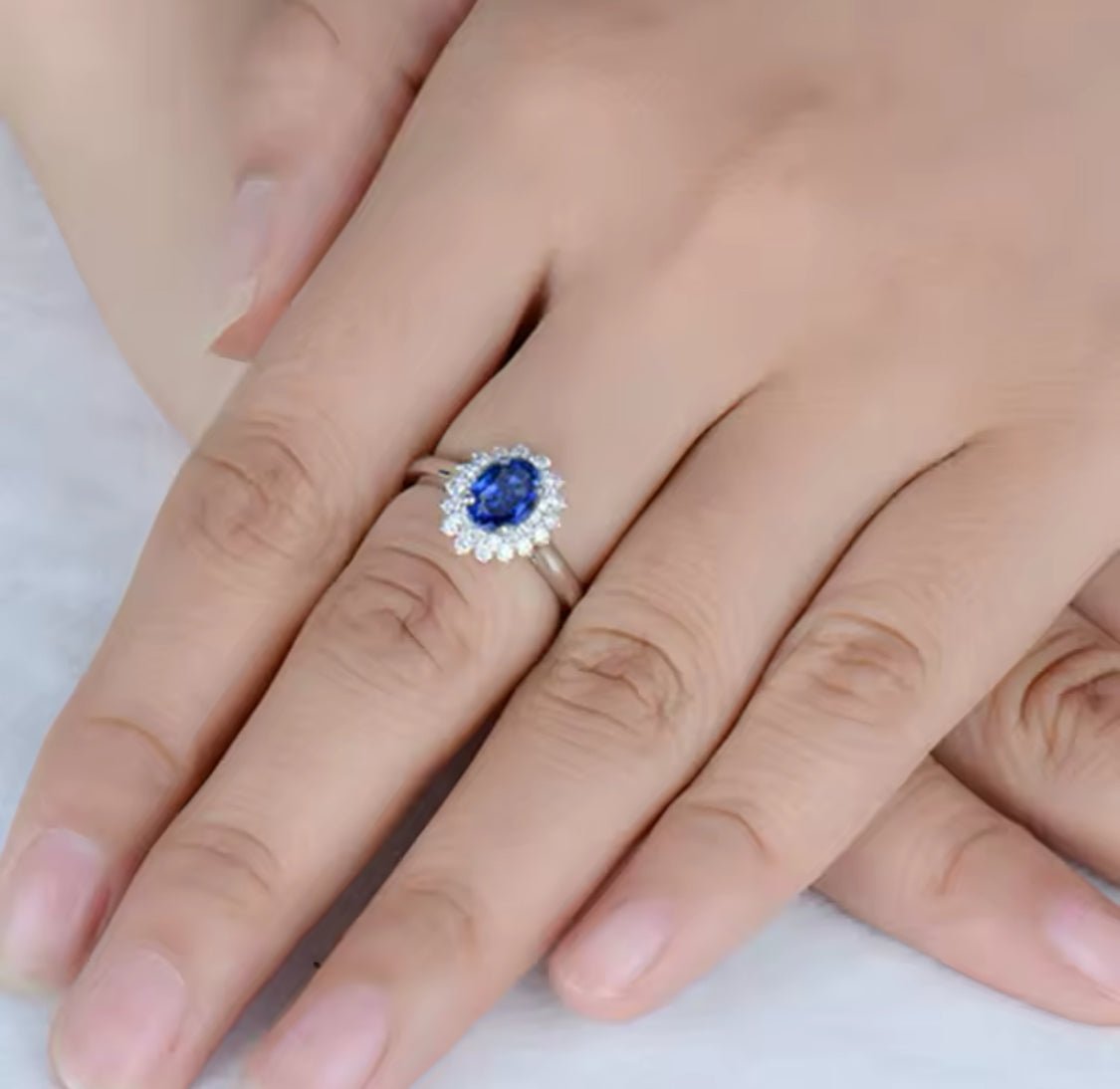 18Kt White Gold 0.88 ct Tanzanite Ring with Diamonds