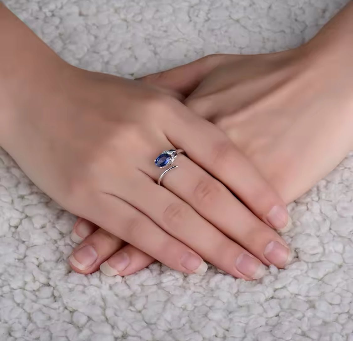 18Kt White Gold 0.90 ct Sapphire Ring with Natural Diamonds