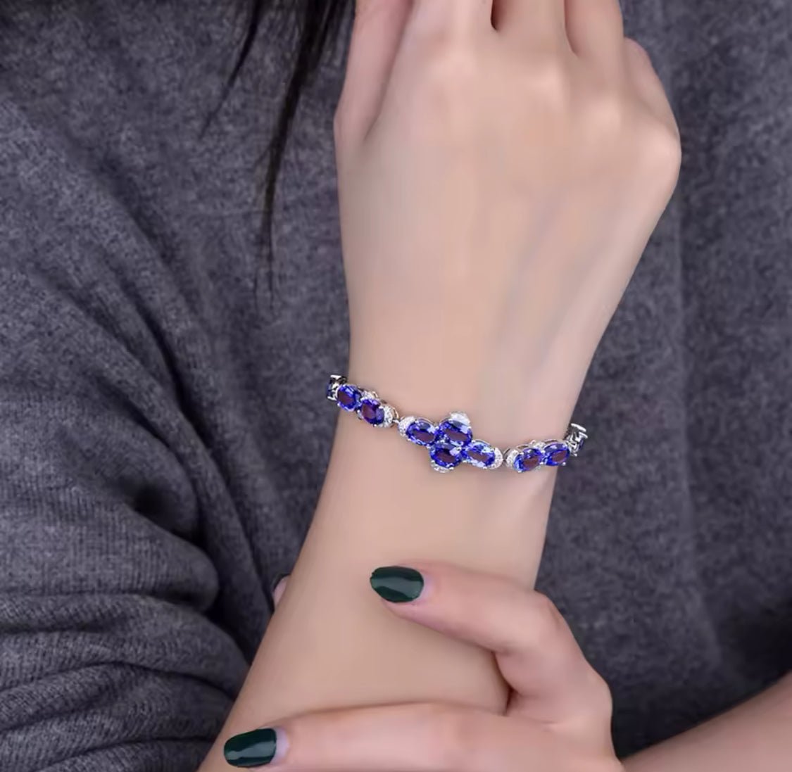 18Kt White Gold 10.72 ct Tanzanite Bracelet with Diamonds