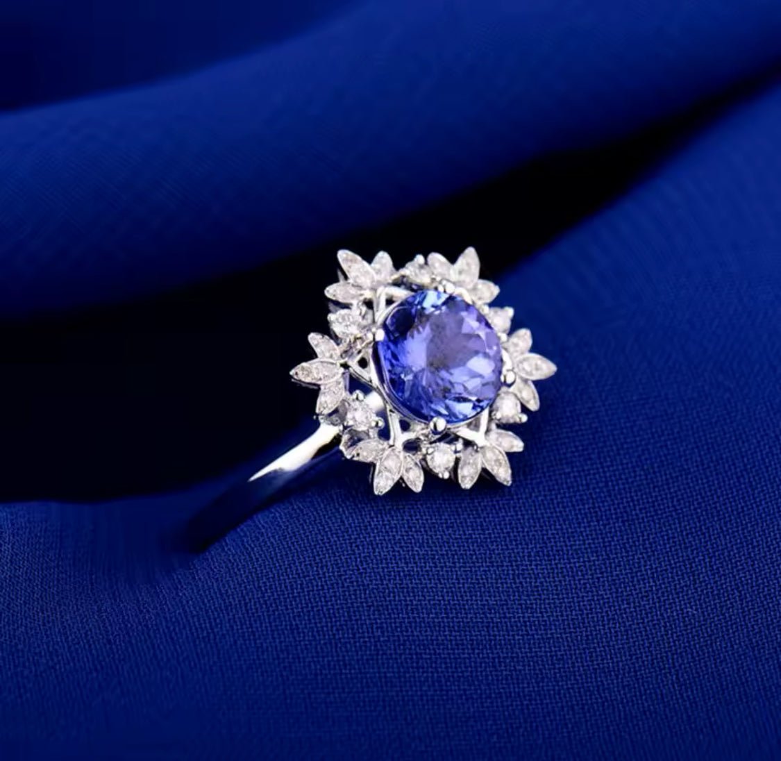 18Kt White Gold 1.25 ct Tanzanite Ring with Diamonds