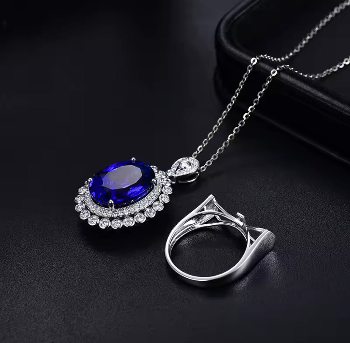 18Kt White Gold 14.86 ct Tanzanite Ring / Pendant with Diamonds (Unisex)