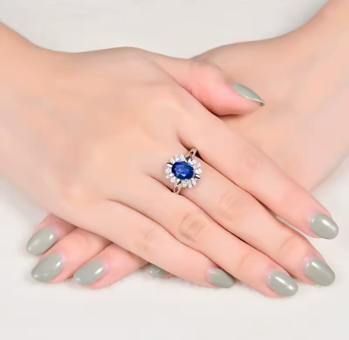 18Kt White Gold 1.62 ct Sapphire Ring with Natural Diamonds