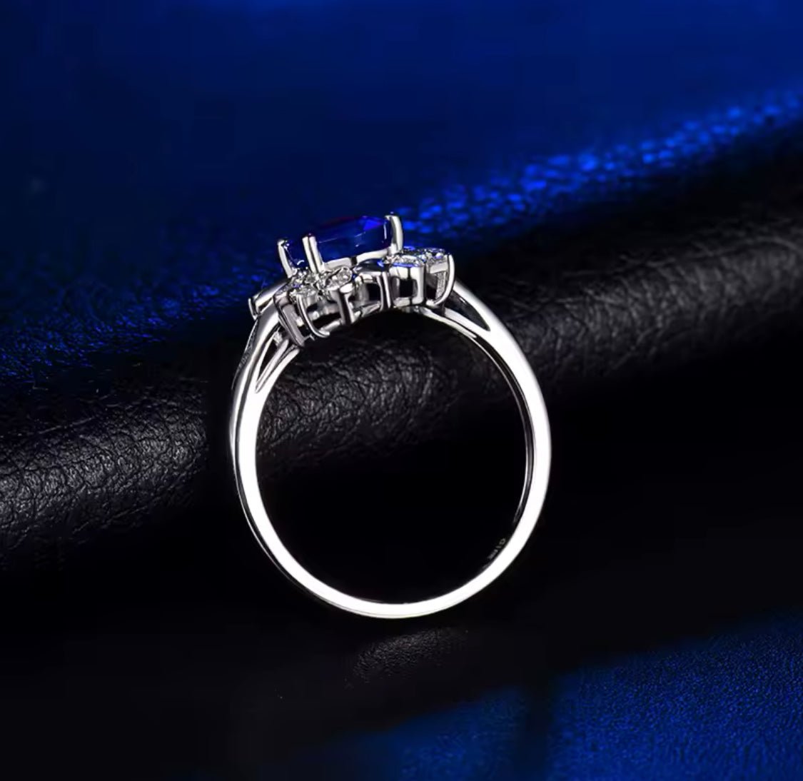 18Kt White Gold 1.62 ct Sapphire Ring with Natural Diamonds