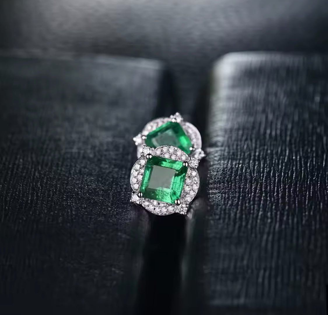 18Kt White Gold 1.70 ct Emerald Earrings with Diamonds