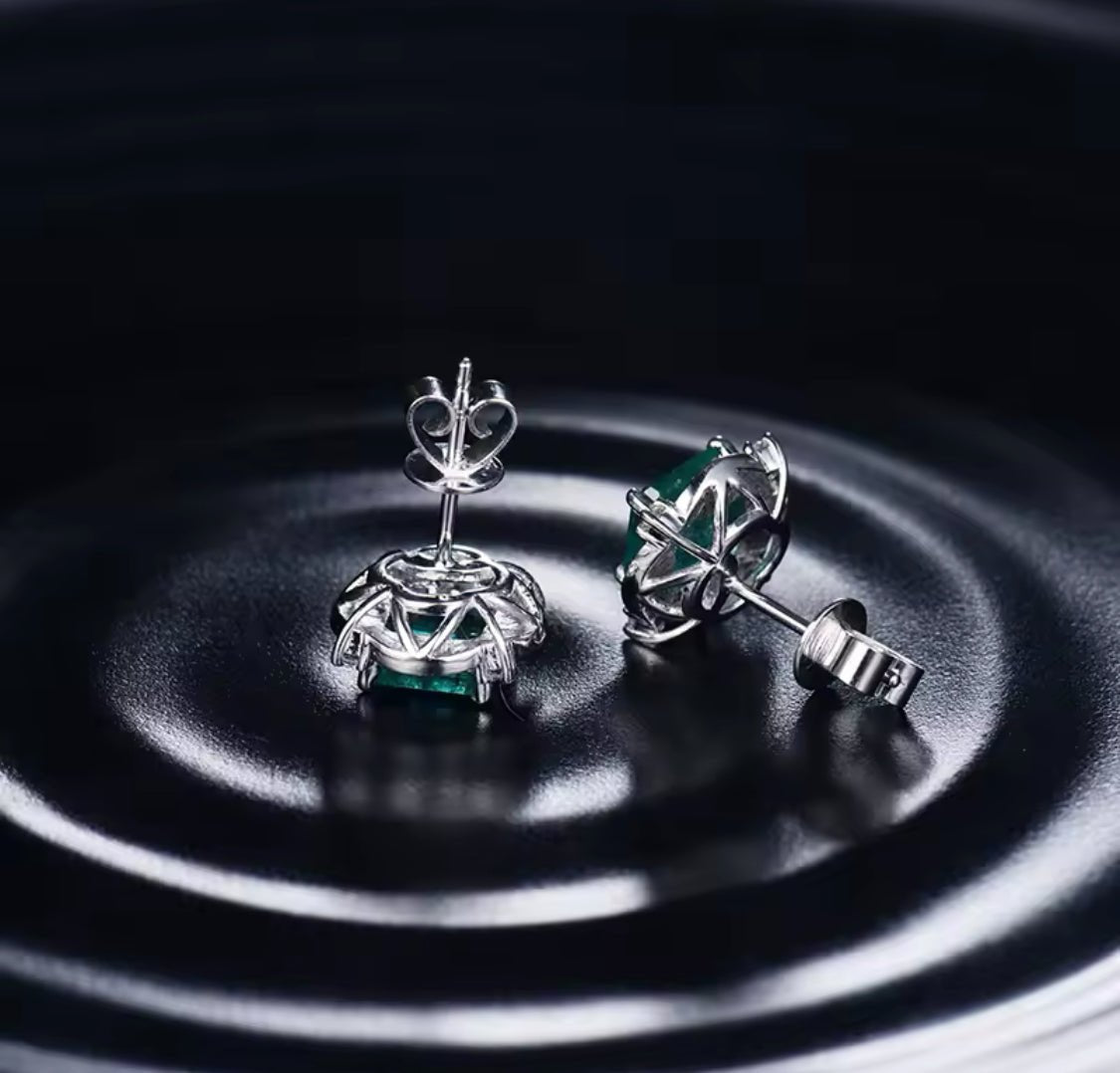 18Kt White Gold 1.70 ct Emerald Earrings with Diamonds