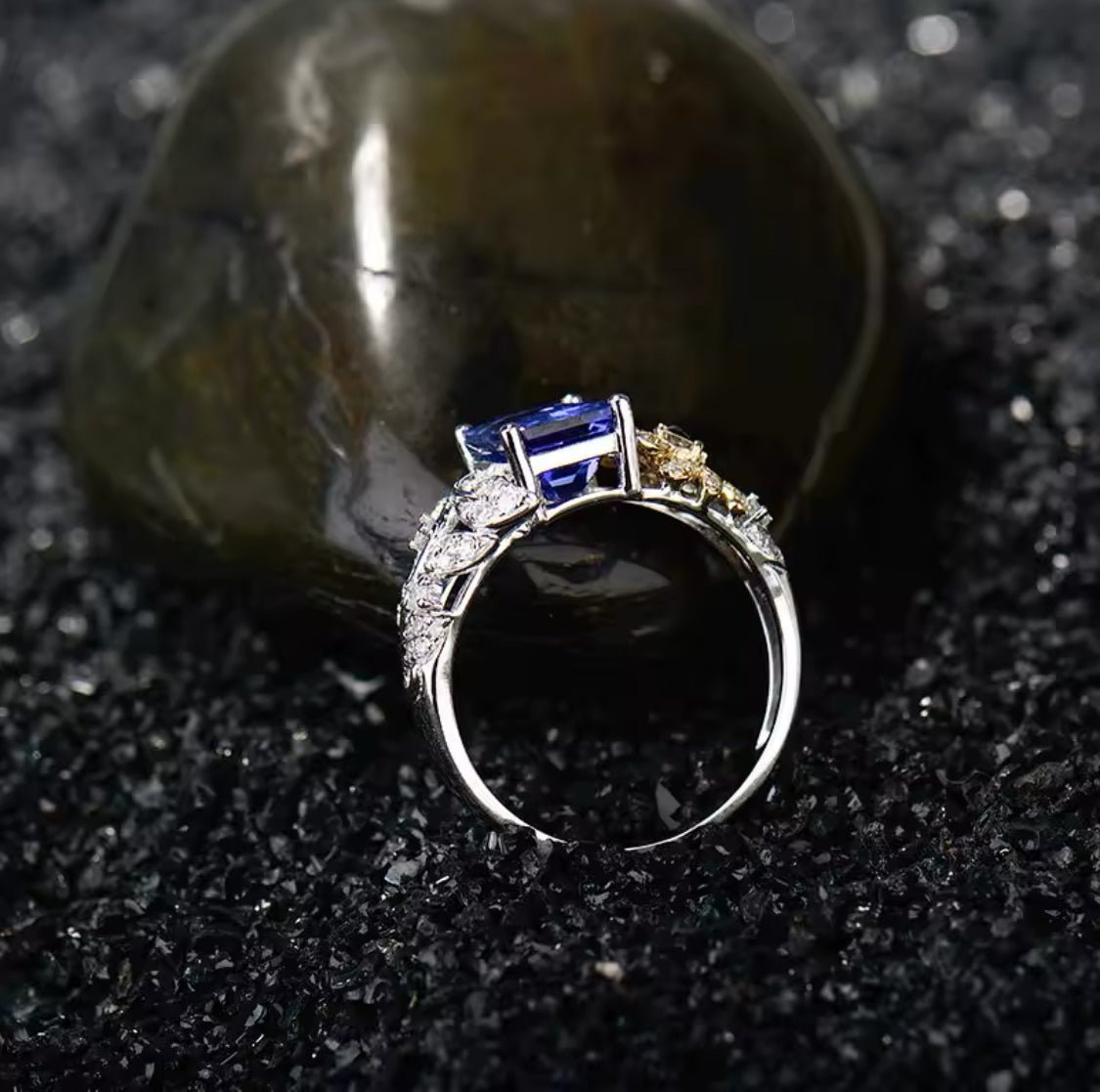 18Kt White Gold 1.97 ct Tanzanite Ring with Diamonds