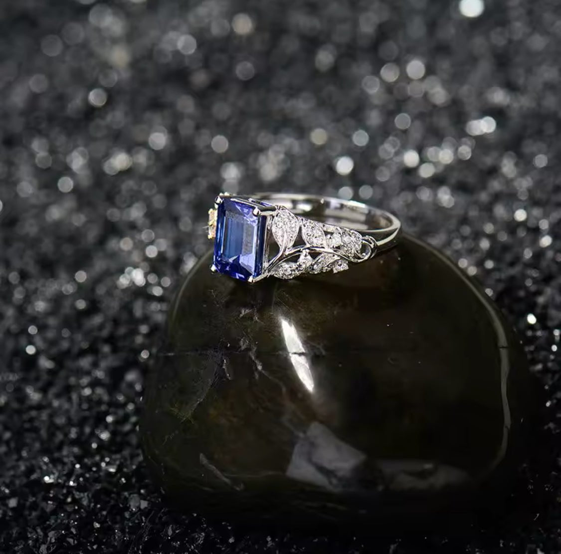 18Kt White Gold 1.97 ct Tanzanite Ring with Diamonds