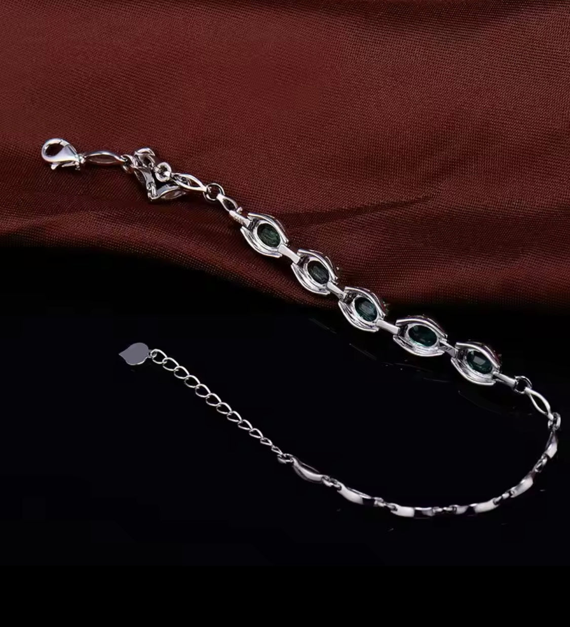 18Kt White Gold 2.18 ct Emerald Bracelet with Diamonds 0.24 ct