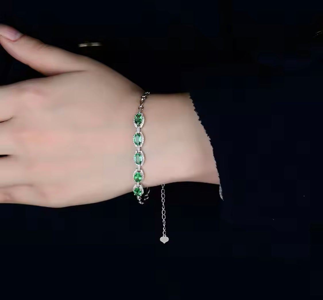 18Kt White Gold 2.18 ct Emerald Bracelet with Diamonds 0.24 ct