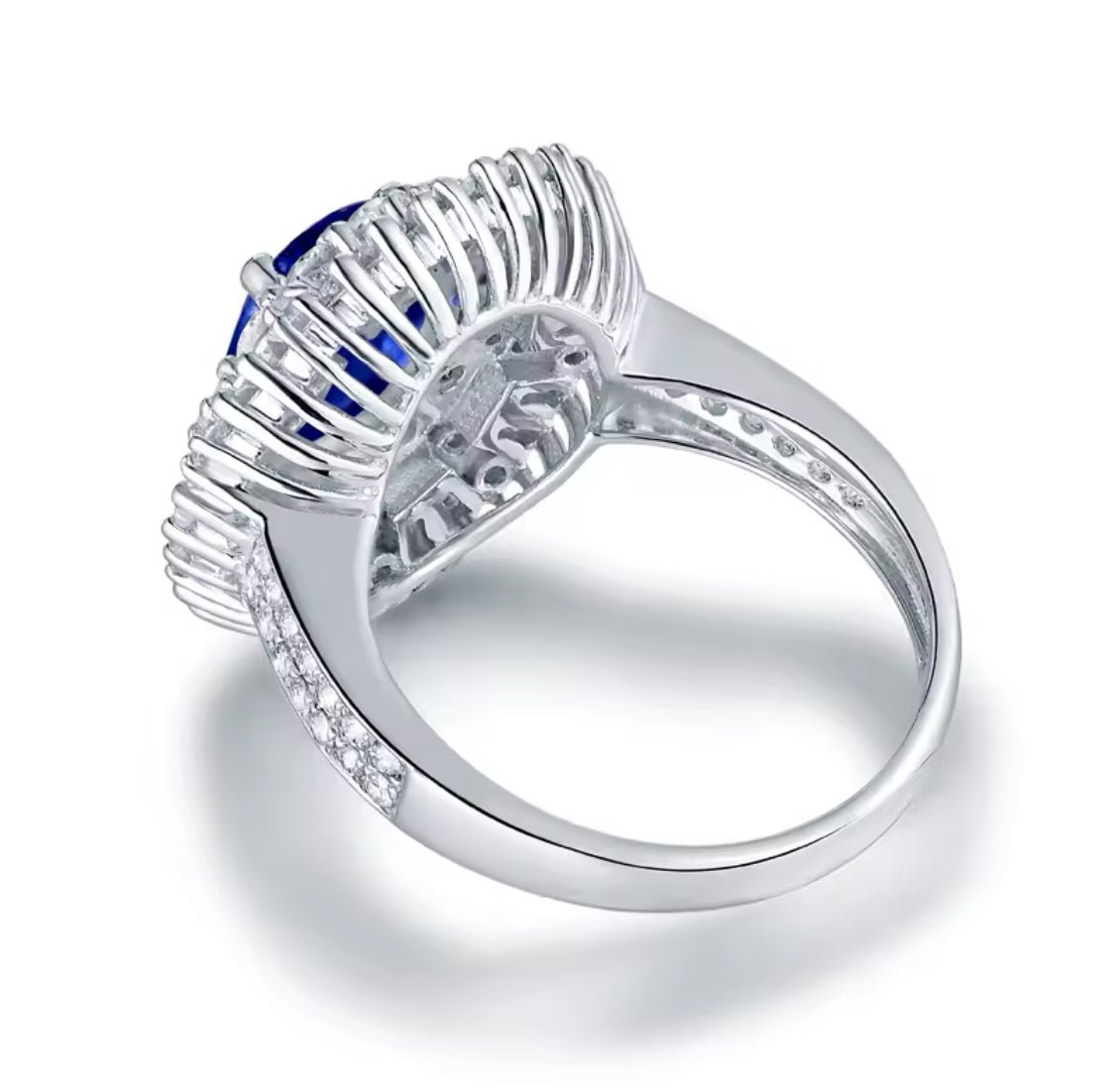 18Kt White Gold 2.50 ct Sapphire Ring with Natural Diamonds (Unisex)