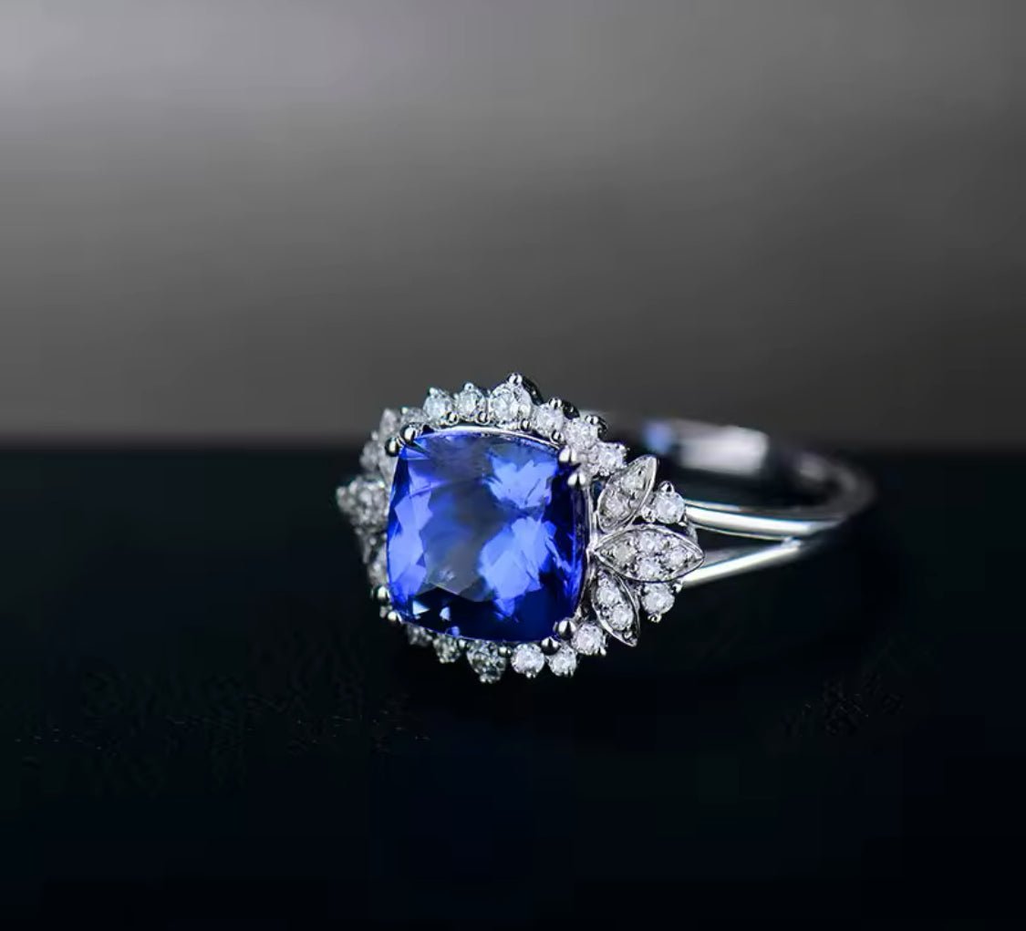 18Kt White Gold 2.80 ct Tanzanite Ring with Diamonds