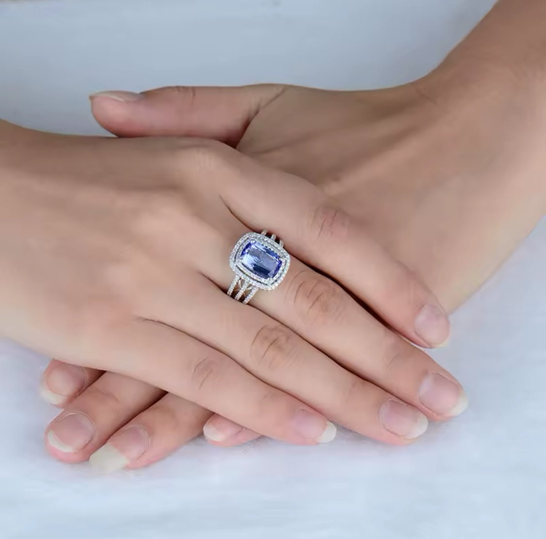 18Kt White Gold 3.84 ct Tanzanite Ring with Diamonds