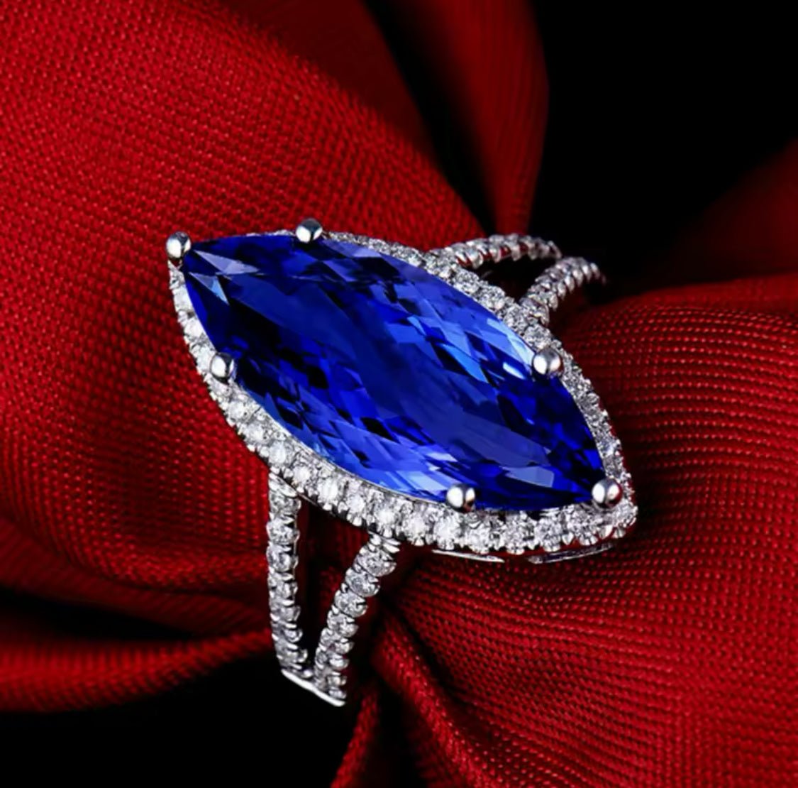 18Kt White Gold 5.02 ct Tanzanite Ring with Diamonds (Unisex)