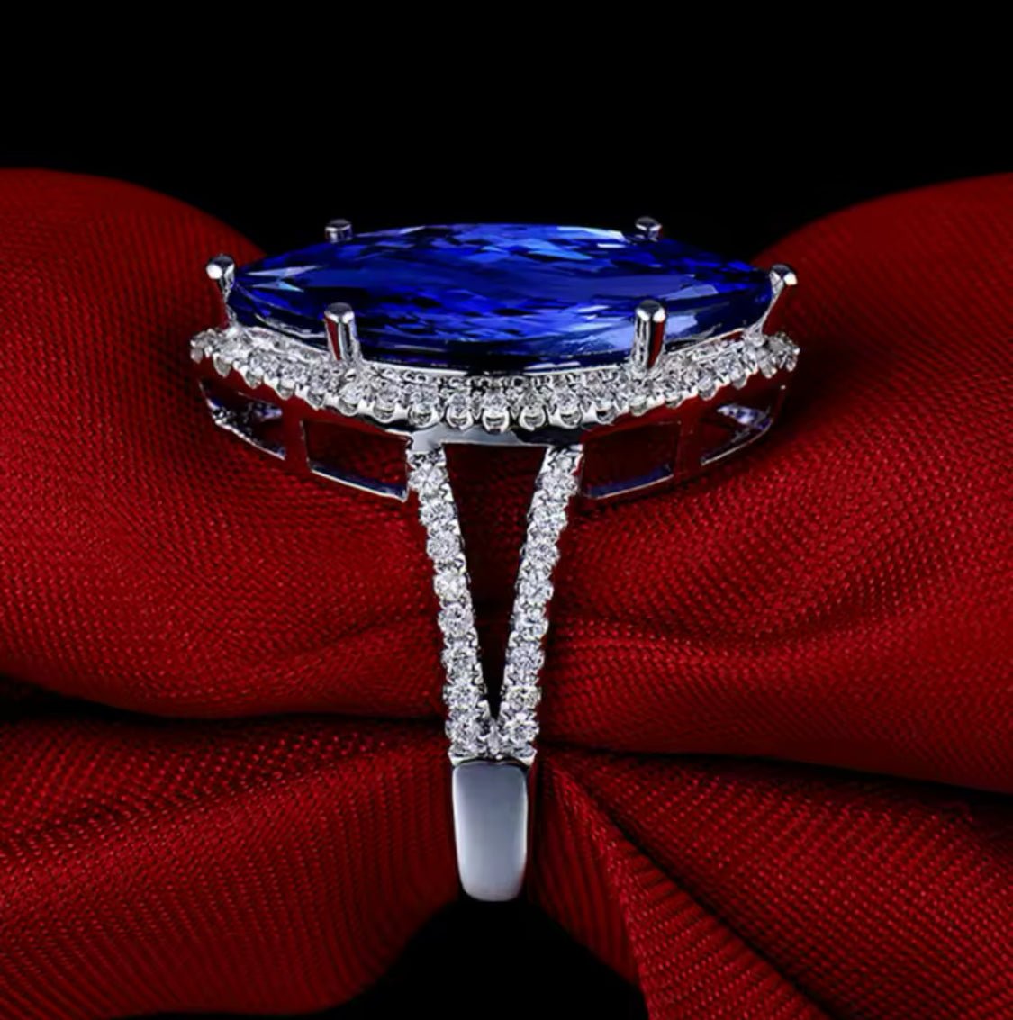 18Kt White Gold 5.02 ct Tanzanite Ring with Diamonds (Unisex)