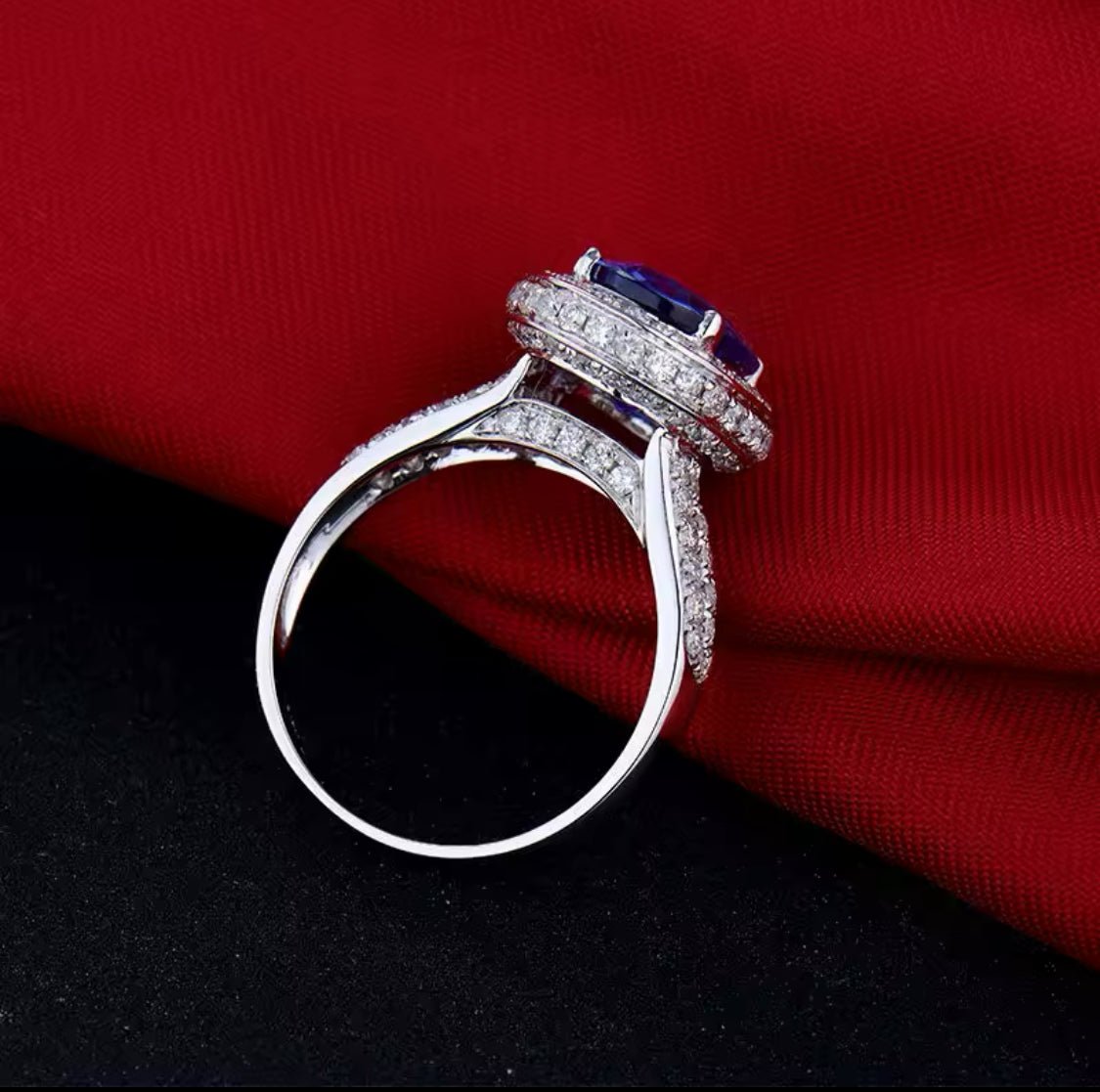 18Kt White Gold 5.19 ct Tanzanite Ring with Diamonds (Unisex)