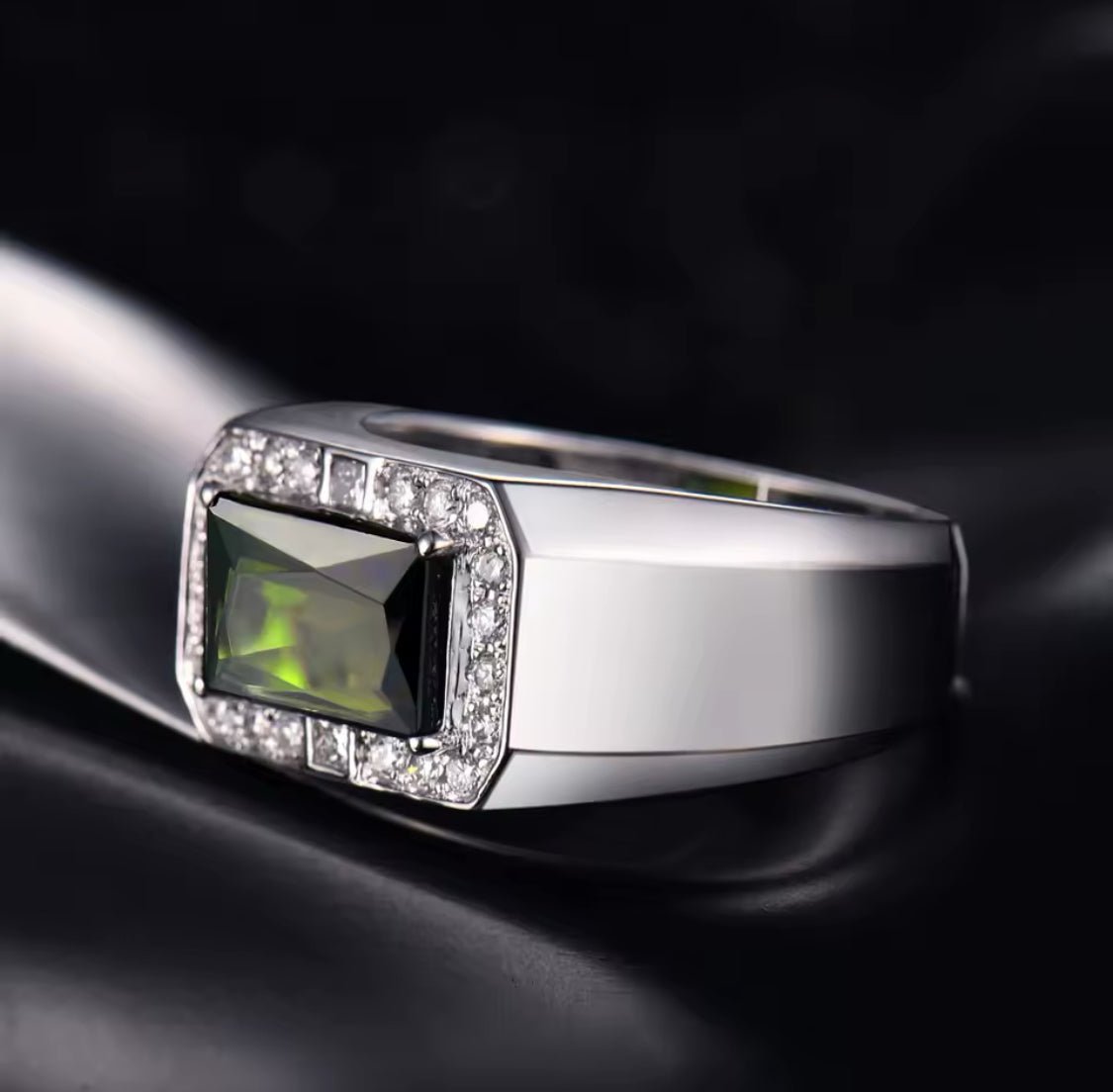 18kt White Gold Diamond 2.30 ct Green Tourmaline Ring (Unisex)