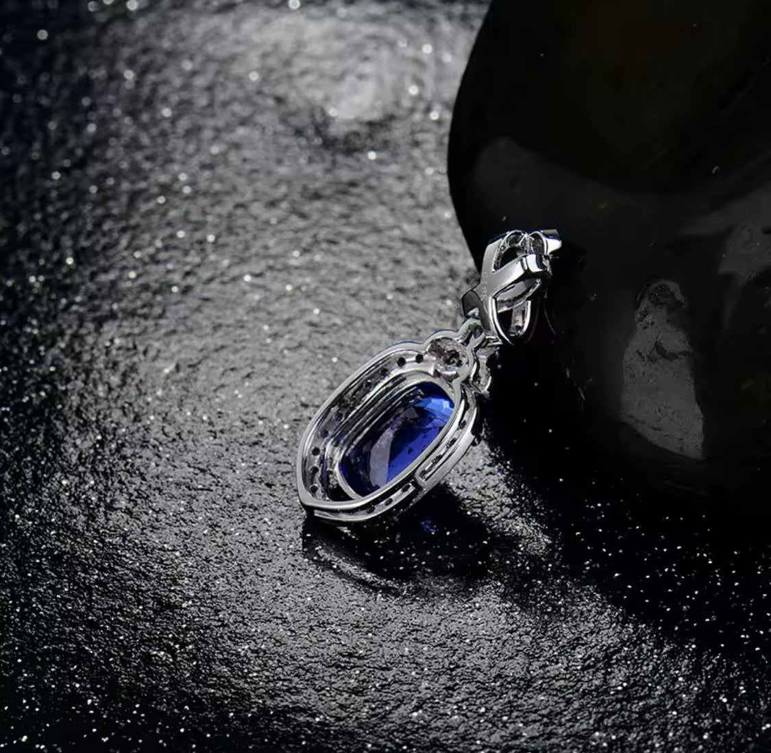 18Kt White Gold Diamonds 2.425 ct Tanzanite Pendants