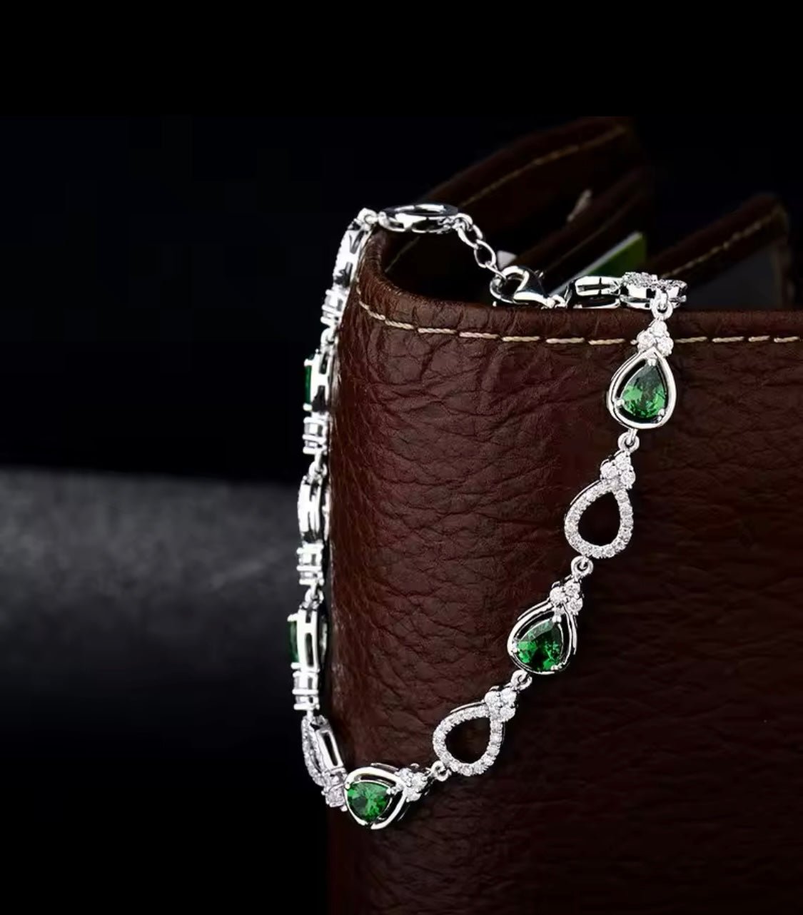18Kt White Gold Tsavorite 1.35 ct Bracelet with Diamonds 0.75 ct