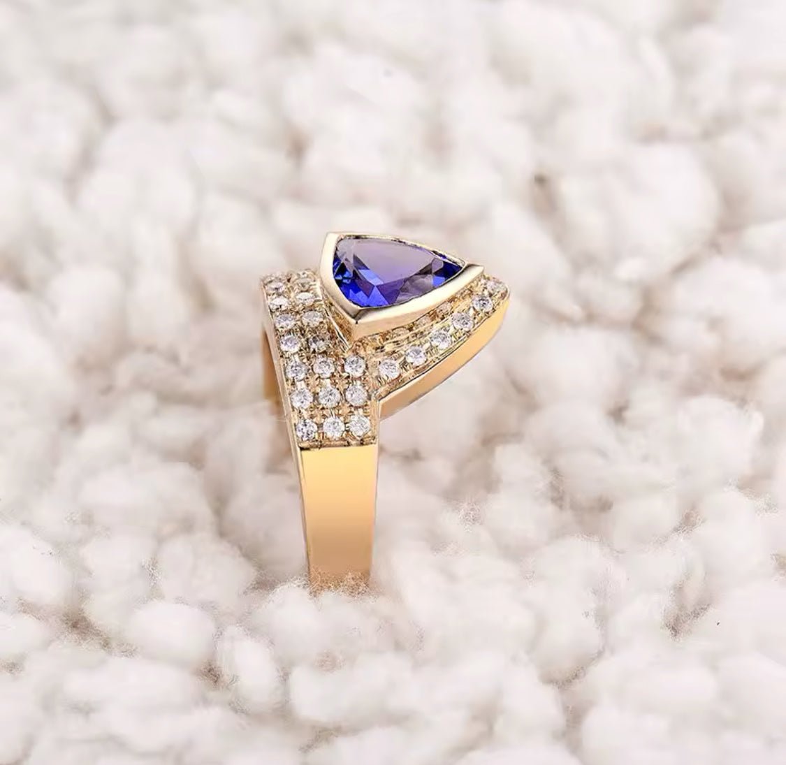18Kt Yellow Gold 1.46 ct Tanzanite Ring with Diamonds (Unisex)