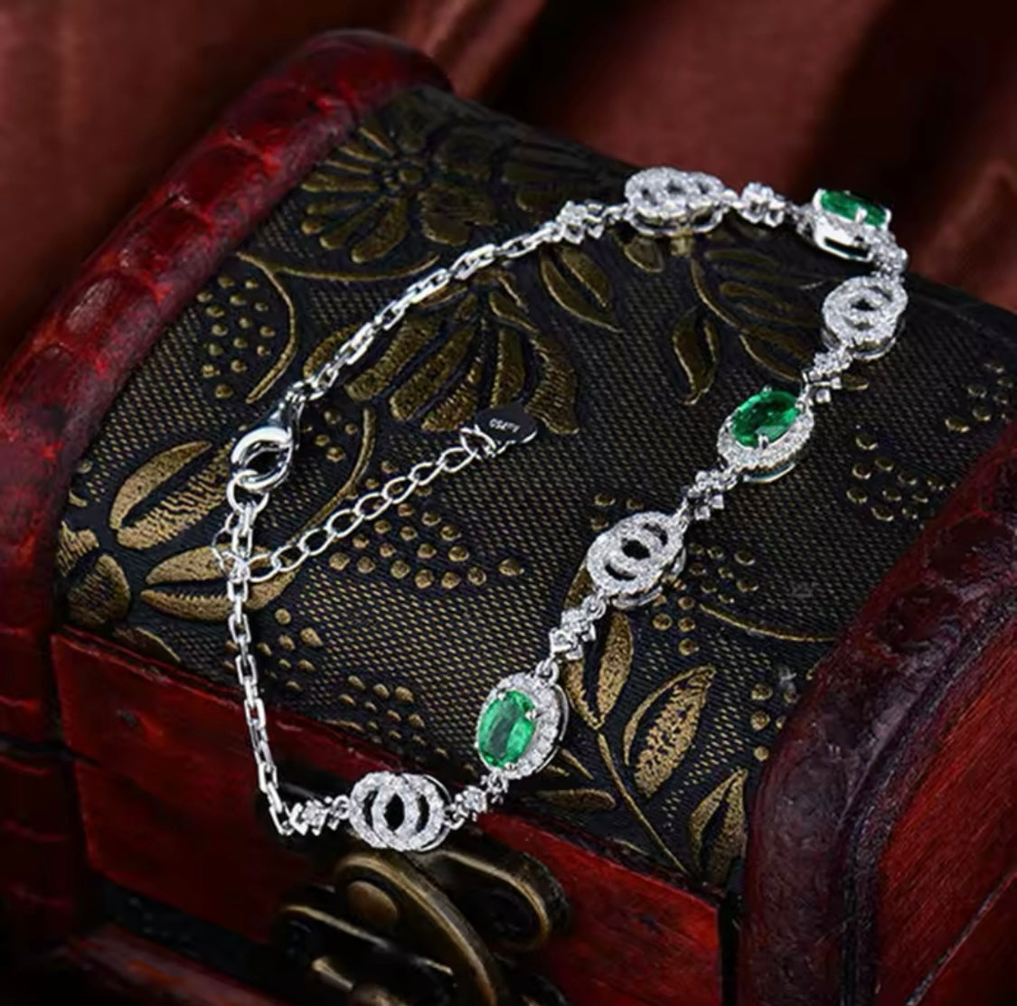 14Kt White Gold 1.25 ct Emerald Bracelet with Diamonds 0.76 ct