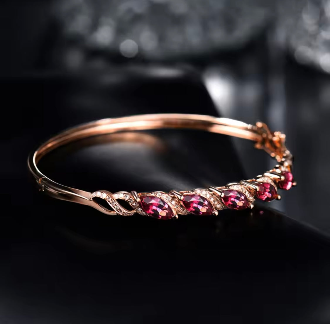 Náramek z růžového zlata 18Kt s červeným turmalínem 3,60 ct a diamanty 0,32 ct
