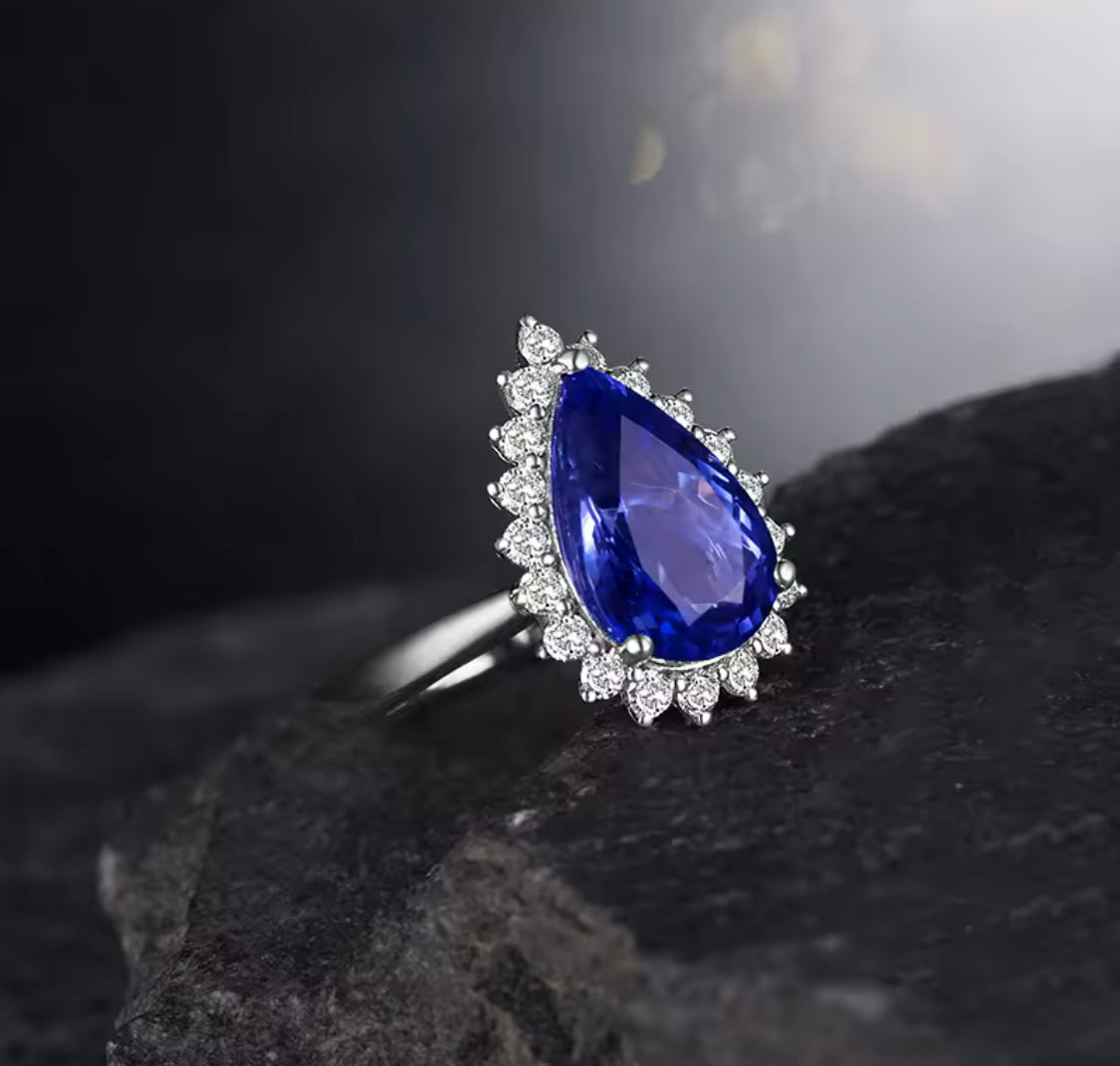 Prsten z 18kt bílého zlata s tanzanitem o hmotnosti 3,64 ct a diamanty