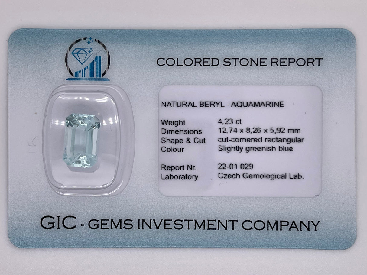 4.23 ct slightly greenish blue aquamarine in rectangular cut