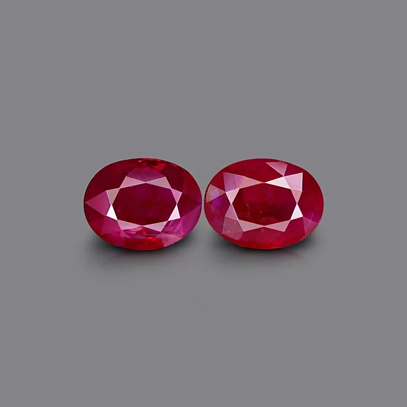 Natural untreated ruby, red, oval cut, 4.13 ct, loose gemstone, view 4.