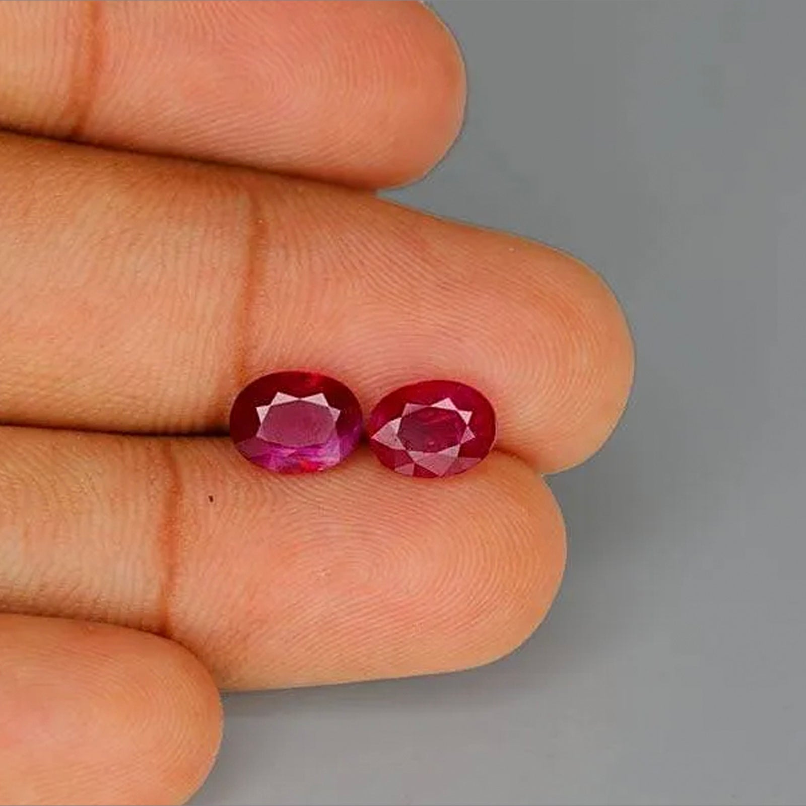 Natural untreated ruby, red, oval cut, 4.13 ct, loose gemstone, view 3.