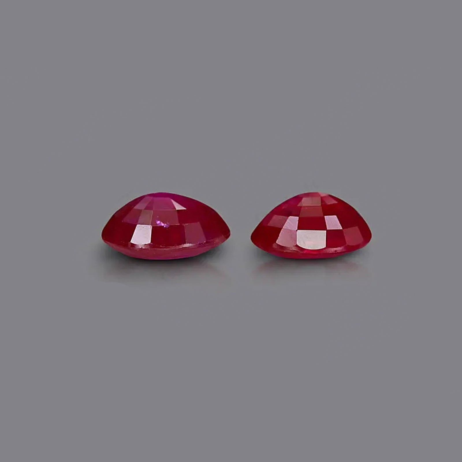 Natural untreated ruby, red, oval cut, 4.13 ct, loose gemstone.
