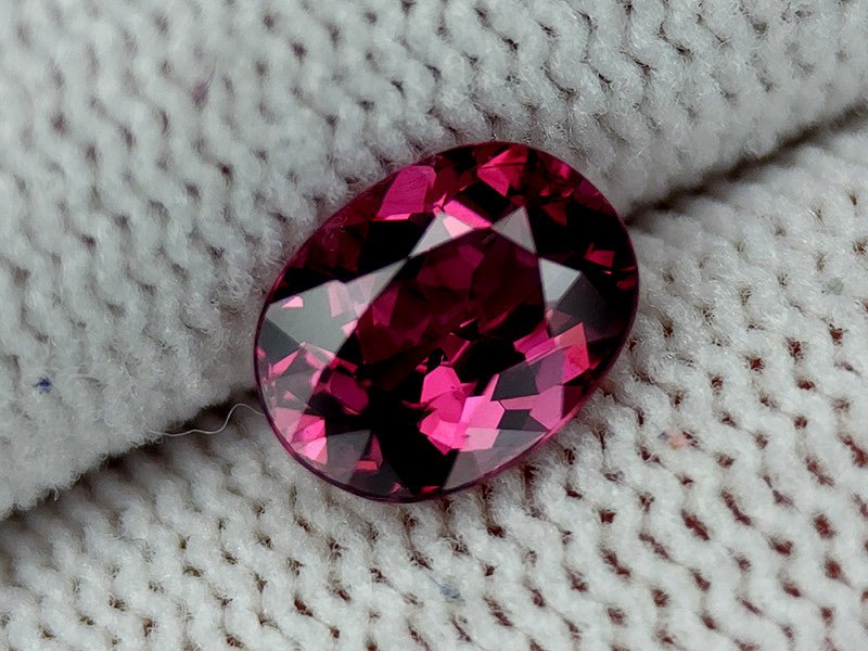 Natural Almandine Garnet 1.51 ct – Oval Cut, Untreated