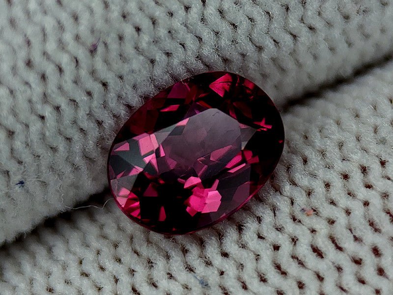 Natural Almandine Garnet 1.51 ct – Oval Cut, Untreated