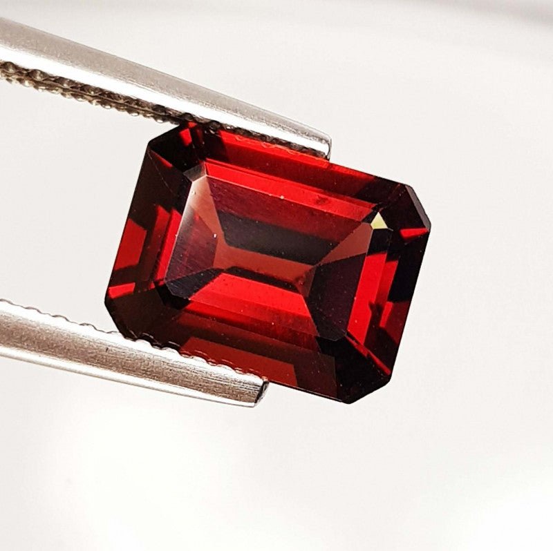 Natural Almandine Garnet 2.90 ct – Octagon Cut, Untreated, Sri Lanka