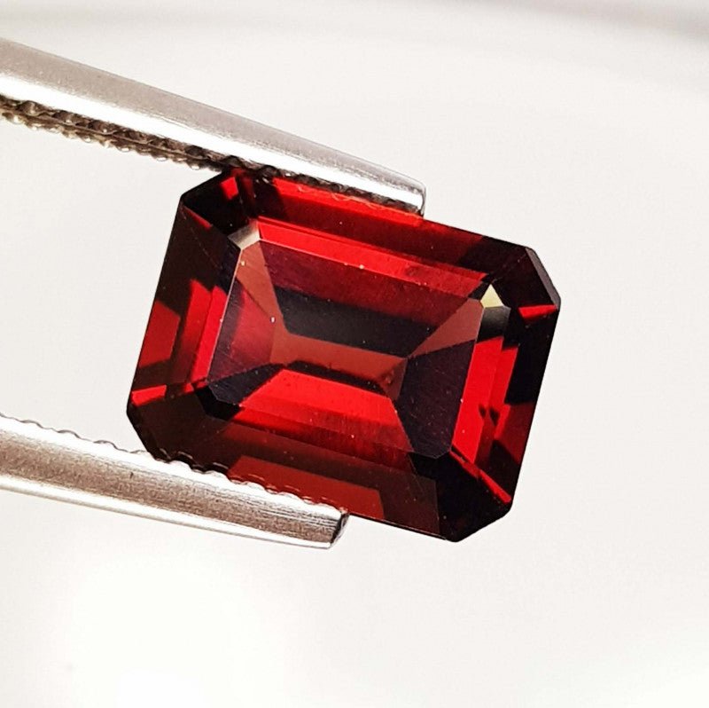 Natural Almandine Garnet 2.90 ct – Octagon Cut, Untreated, Sri Lanka