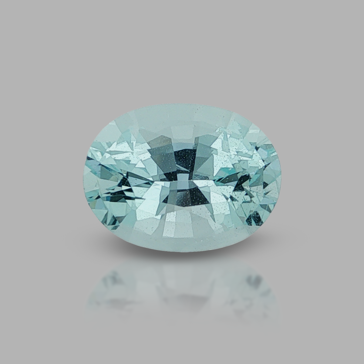 Natural untreated aquamarine, very light, slightly greenish blue, oval cut, 4.28 ct, loose gemstone.