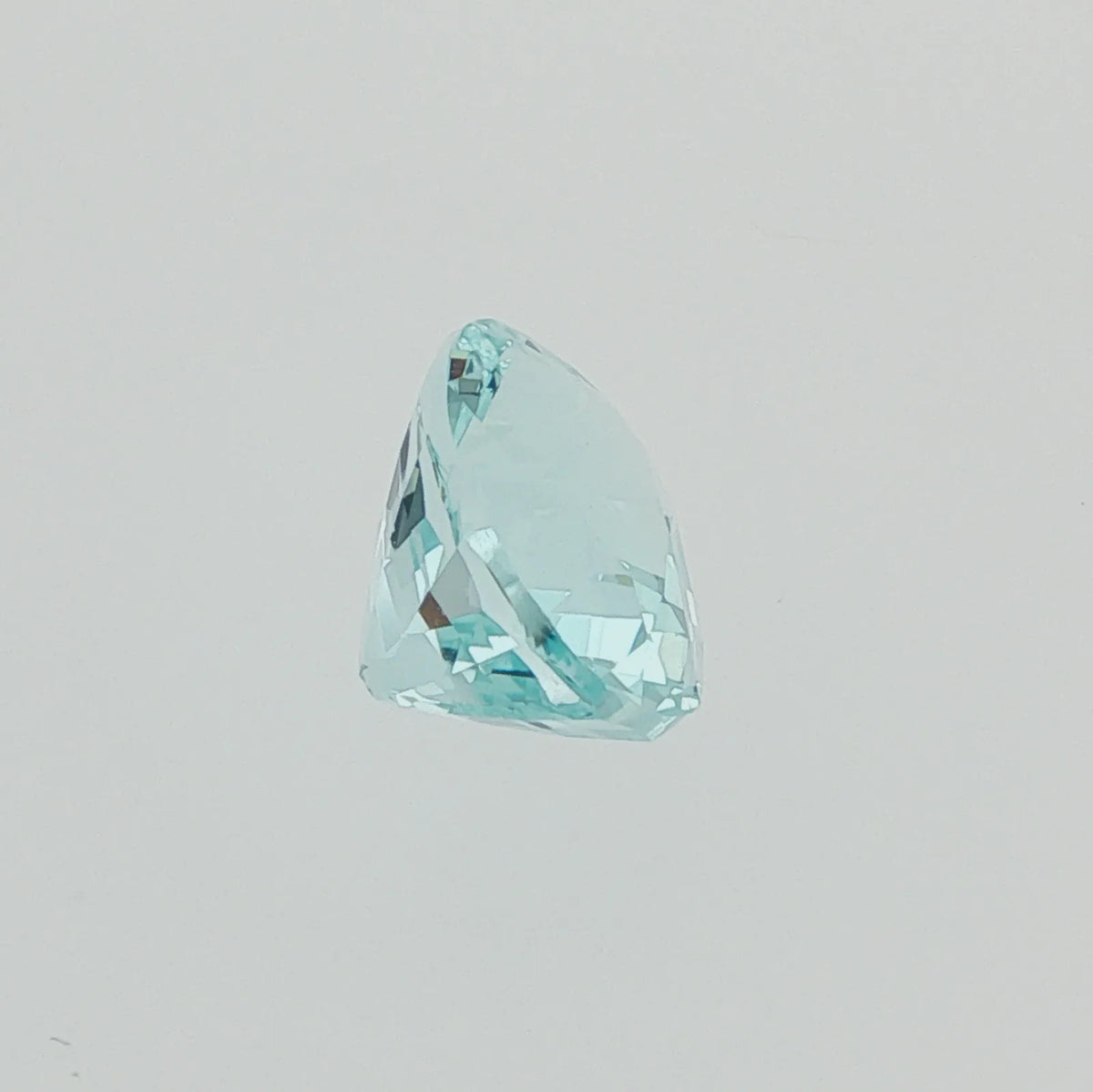 Natural untreated aquamarine, oval cut, 5.12 ct, loose gemstone, view 2.