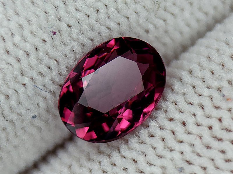 Natural Garnet 1.37 ct – Oval Cut, Untreated, Pinkish Red