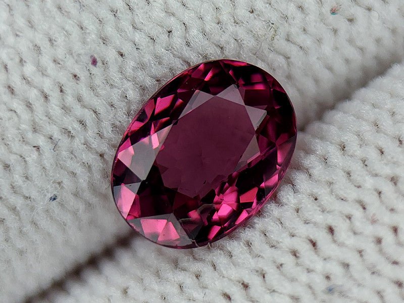 Natural Garnet 1.37 ct – Oval Cut, Untreated, Pinkish Red